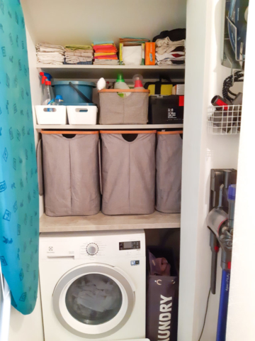 Buanderie organisé avec rangement et machine à laver